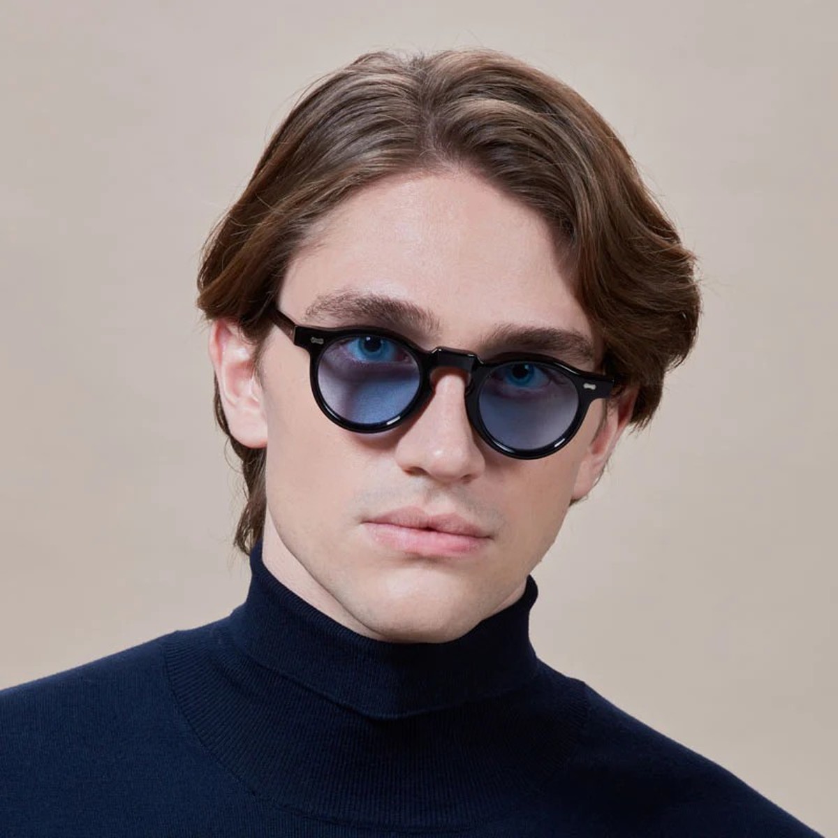 TBD Eyewear Welt saulės akiniai juodais rėmeliais ir mėlynais lęšiais