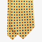 Serà Fine Silk geltonas šilkinis kaklaraištis su mėlynų gėlių raštu
