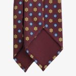 Shibumi Firenze 7 lenkimų tamsiai raudonas šilkinis kaklaraištis su mėlynų ir geltonų gėlių raštu