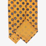 Shibumi Firenze geltonas šilkinis kaklaraištis su mėlynų gėlių raštu