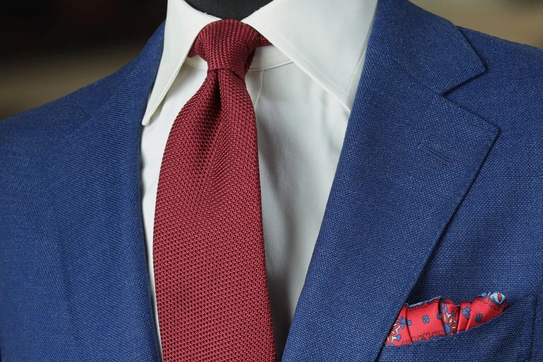 5 colorful shirt, tie and blue suit combinations