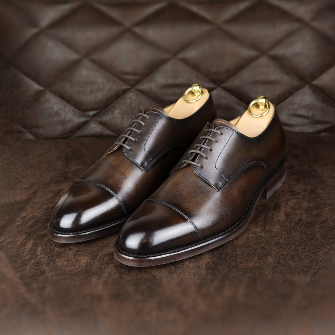Top 3 pagrindiniai klasikiniai vyriški batai - rudi derbiai