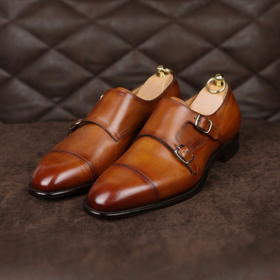 Top 3 pagrindiniai klasikiniai vyriški batai - rudi monkai